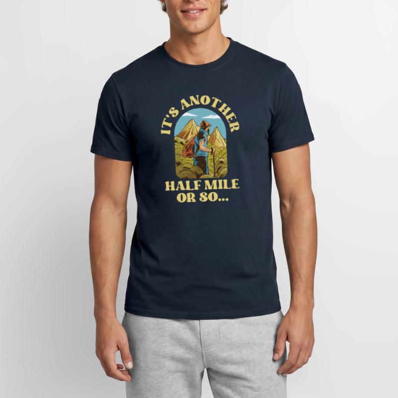 Es Ist Noch Eine Halbe Meile Oder So Wanderung Männer T-Shirt