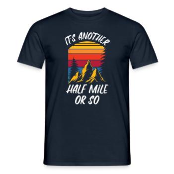 Es Ist Noch Eine Halbe Meile Oder So Wanderung - Männer T-Shirt - Navy - Vorne - AI Model Male 178 light (178cm)