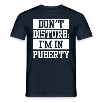 Bitte Nicht Stören: Ich Bin In Der Pubertät - Männer T-Shirt - Navy - Vorne - AI Model Male 178 light (178cm)