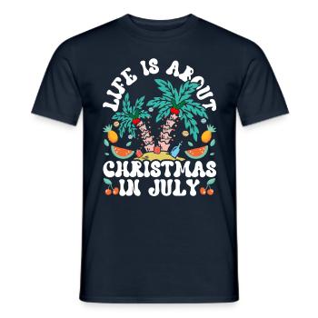 Im Leben Geht Es Um Weihnachten Im Juli Humor - Männer T-Shirt - Navy - Vorne - AI Model Male 178 light (178cm)