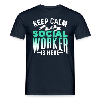 Restez calme le travailleur social est là Formation - T-shirt homme - marine - Devant - AI Model Male 178 light (178cm)