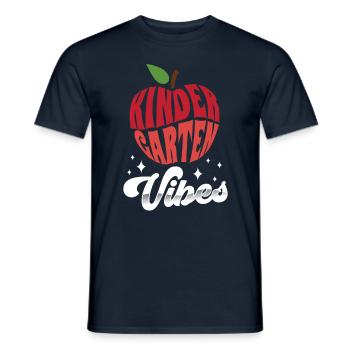 Kindergarten Vibes Humor Süß Kinder Sprüche - Männer T-Shirt - Navy - Vorne - AI Model Male 178 light (178cm)