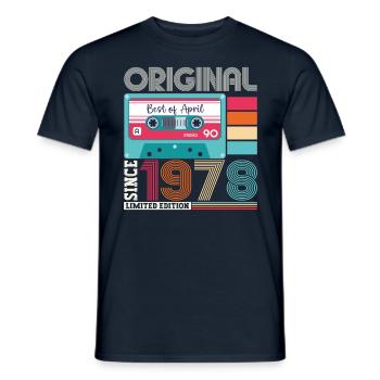 45e anniversaire homme April Born 1978 Cassette - T-shirt homme - marine - Devant - AI Model Male 178 light (178cm)