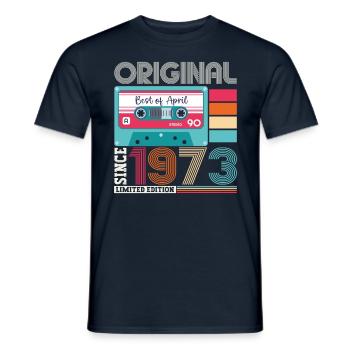 50e anniversaire homme April Born 1973 Cassette - T-shirt homme - marine - Devant - AI Model Male 178 light (178cm)