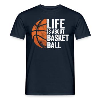 La vie tourne autour des joueurs de l’équipe de basketball - T-shirt homme - marine - Devant - AI Model Male 178 light (178cm)