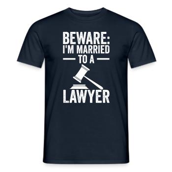 Attention : Je suis marié à un avocat - T-shirt homme - marine - Devant - AI Model Male 178 light (178cm)