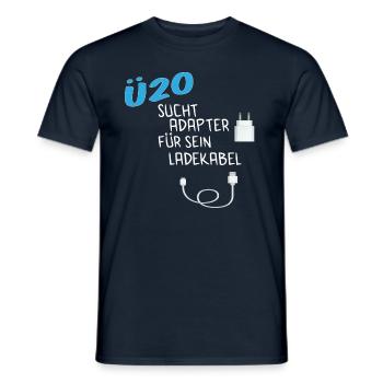 Ü20 sucht Adapter für sein Ladekabel - Männer T-Shirt - Navy - Vorne - AI Model Male 178 light (178cm)