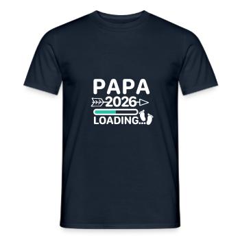 Papa 2026 Babyfüße - Männer T-Shirt - Navy - Vorne - AI Model Male 178 light (178cm)