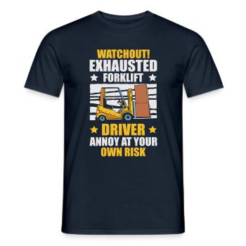 Le conducteur de chariot élévateur épuisé s’énerve de lui-même - T-shirt homme - marine - Devant - AI Model Male 178 light (178cm)