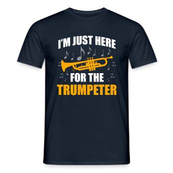Ich Bin Nur Hier Für Den Trompeter Trompeter - Männer T-Shirt - Navy - Vorne - AI Model Male 178 light (178cm)