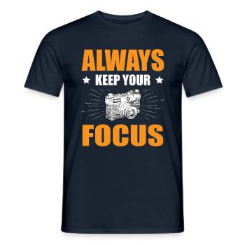 Gardez toujours votre focus photo - T-shirt homme - marine - Devant - AI Model Male 178 light (178cm)