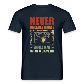 Unterschätze Niemals Einen Alten Mann Mit Einer - Männer T-Shirt - Navy - Vorne - AI Model Male 178 light (178cm)