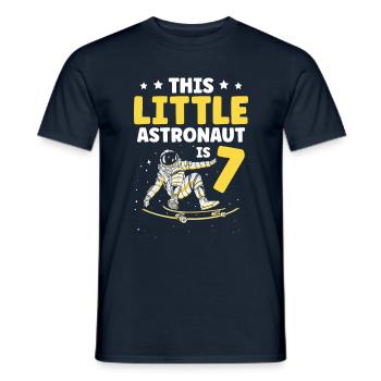 Ce petit astronaute est 7 Planet Happy - T-shirt homme - marine - Devant - AI Model Male 178 light (178cm)