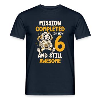 Mission terminée J’ai maintenant 6 ans et toujours - T-shirt homme - marine - Devant - AI Model Male 178 light (178cm)