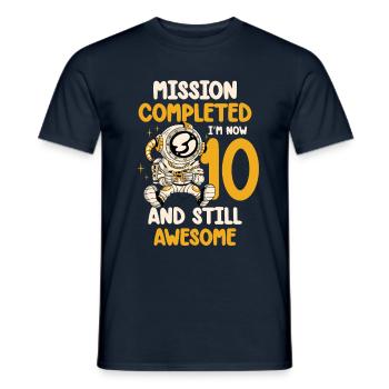 Mission terminée J’ai 10 ans maintenant et toujours - T-shirt homme - marine - Devant - AI Model Male 178 light (178cm)