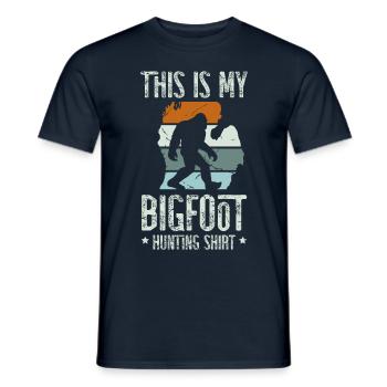 Ceci est ma chemise de chasse Bigfoot pour un - T-shirt homme - marine - Devant - AI Model Male 178 light (178cm)