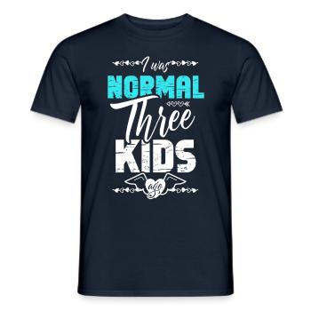 Ich War Vor Drei Kindern Normal Für Eine Mutter - Männer T-Shirt - Navy - Vorne - AI Model Male 178 light (178cm)
