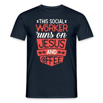 Cette travailleuse sociale fonctionne sur Jésus et le café - T-shirt homme - marine - Devant - AI Model Male 178 light (178cm)