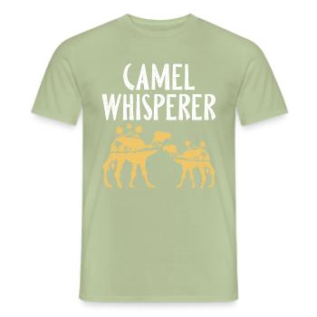 chameau-amoureux-désert-animal-faune - T-shirt homme - vert sauge - Devant - AI Model Male 178 light (178cm)