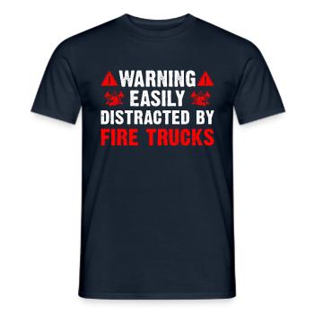 Facilement distrait par un pompier de camion de pompiers - T-shirt homme - marine - Devant - AI Model Male 178 light (178cm)