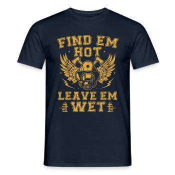 Find Em Hot Leave Em Wet Firefighter Fireman - Männer T-Shirt - Navy - Vorne - AI Model Male 178 light (178cm)
