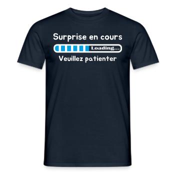 surprise en cours veuillez patienter drole humour - T-shirt homme - marine - Devant - AI Model Male 178 light (178cm)