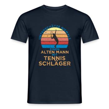 Unterschätze niemals alten Mann mit Tennisschläger - Männer T-Shirt - Navy - Vorne - AI Model Male 178 light (178cm)