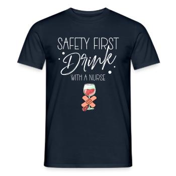 Krankenpflegerin Safety first drink with a nurse - Männer T-Shirt - Navy - Vorne - AI Model Male 178 light (178cm)