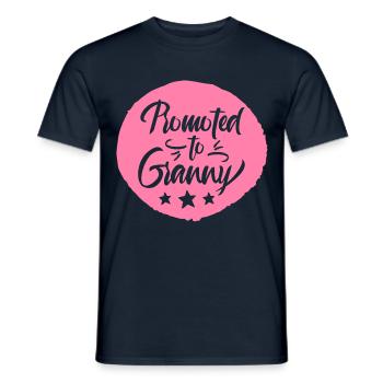 Zur Großmutter befördert Großmama Omi Oma - Männer T-Shirt - Navy - Vorne - AI Model Male 178 light (178cm)