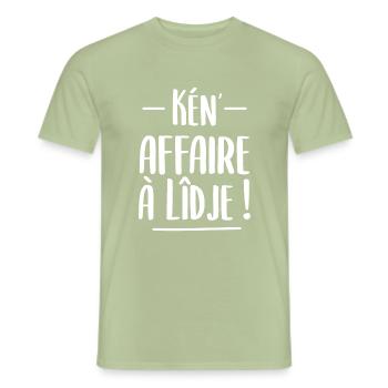 Kén' affaire à Lîdje ! - T-shirt homme - vert sauge - Devant - AI Model Male 178 light (178cm)