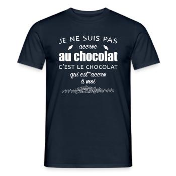 LE CHOCOLAT EST ACCROC À MOI - T-shirt homme - marine - Devant - AI Model Male 178 light (178cm)