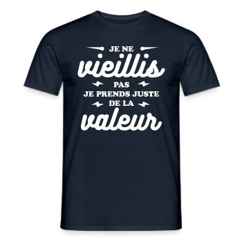 JE NE VIELLIS PAS JE PRENDS DE LA VALEUR - T-shirt homme - marine - Devant - AI Model Male 178 light (178cm)