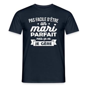 PAS FACILE D'ÊTRE UN MARI PARFAIT - T-shirt homme - marine - Devant - AI Model Male 178 light (178cm)