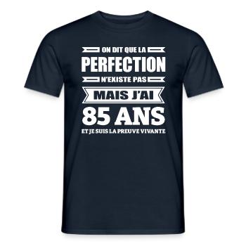 LA PERFECTION À 85 ANS - T-shirt homme - marine - Devant - AI Model Male 178 light (178cm)