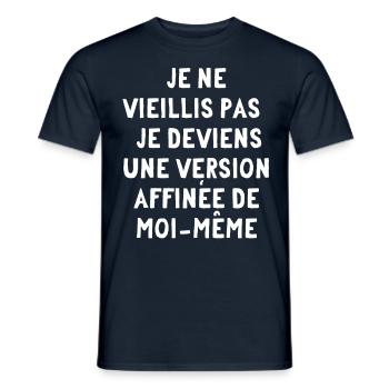 Je ne vieilli pas, je deviens une version affinée - T-shirt homme - marine - Devant - AI Model Male 178 light (178cm)