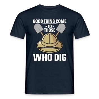 Bonnes choses creuser archéologue-artefact-archéologie - T-shirt homme - marine - Devant - AI Model Male 178 light (178cm)