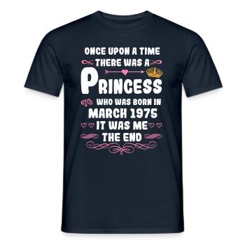 Il était une fois une princesse. Naissance en mars 1975 - T-shirt homme - marine - Devant - AI Model Male 178 light (178cm)