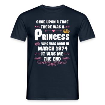 Il était une fois une princesse. Naissance en mars 1974 - T-shirt homme - marine - Devant - AI Model Male 178 light (178cm)
