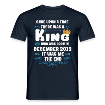 Es war einmal ein König. Dezember 2013 Geburtstag - Männer T-Shirt - Navy - Vorne - AI Model Male 178 light (178cm)