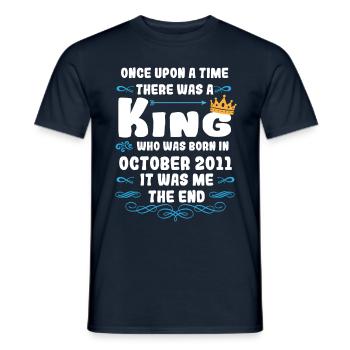 Es war einmal ein König. Oktober 2011 Geburtstag - Männer T-Shirt - Navy - Vorne - AI Model Male 178 light (178cm)