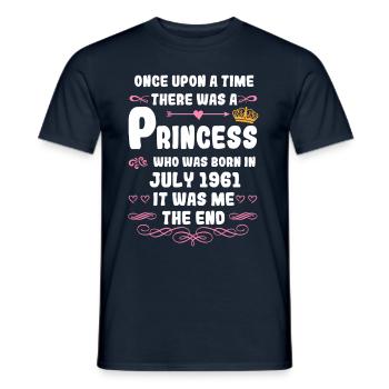 Es war einmal eine Prinzessin. Juli 1961 Geburtsta - Männer T-Shirt - Navy - Vorne - AI Model Male 178 light (178cm)