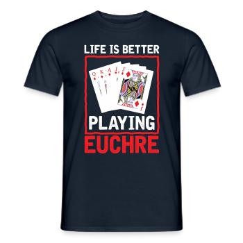 La vie mieux jouer Euchre - Carte de joueur Euchre - T-shirt homme - marine - Devant - AI Model Male 178 light (178cm)