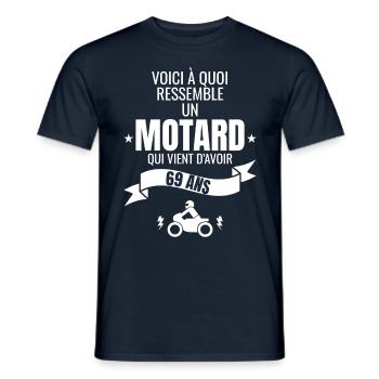 idée cadeau pour un motard humour homme 69 ans - T-shirt homme - marine - Devant - AI Model Male 178 light (178cm)