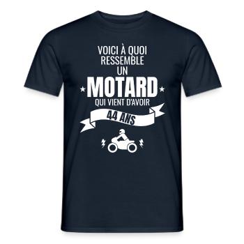 idée cadeau pour un motard humour homme 44 ans - T-shirt homme - marine - Devant - AI Model Male 178 light (178cm)