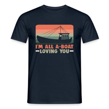 Boot Fahren mit Segler oder Motorboot Skipper Ahoi - Männer T-Shirt - Navy - Vorne - AI Model Male 178 light (178cm)
