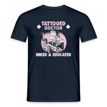 Doktor Medizin Tattooed Doctor Inked & Educated - Männer T-Shirt - Navy - Vorne - AI Model Male 178 light (178cm)