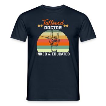 Doktor Medizin Tattooed Doctor Inked & Educated - Männer T-Shirt - Navy - Vorne - AI Model Male 178 light (178cm)