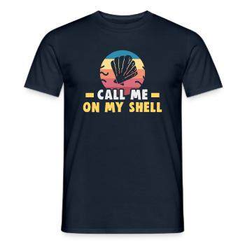 Strandurlaub am Meer Design Strandmotiv - Männer T-Shirt - Navy - Vorne - AI Model Male 178 light (178cm)