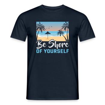 Strandurlaub am Meer Design Strandmotiv - Männer T-Shirt - Navy - Vorne - AI Model Male 178 light (178cm)