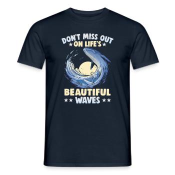 Strandurlaub am Meer Design Strandmotiv - Männer T-Shirt - Navy - Vorne - AI Model Male 178 light (178cm)